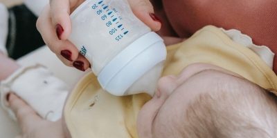 Invima ordena retirar del mercado leche de formula para bebes por bacteria.