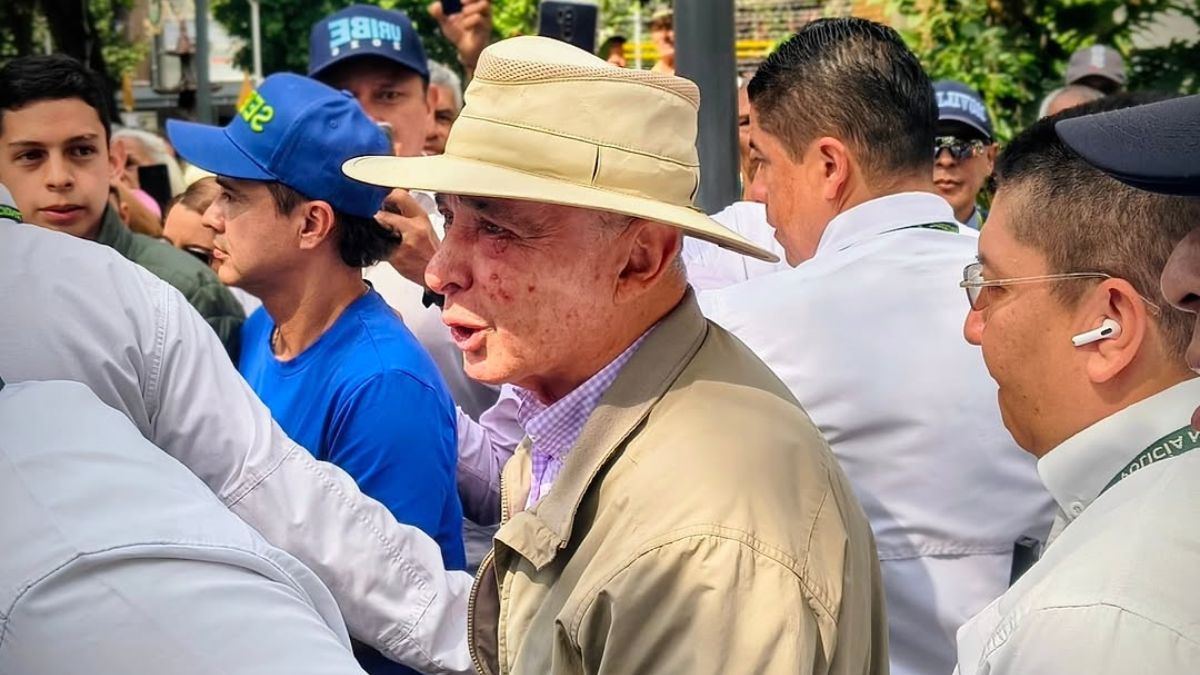 Álvaro Uribe respalda suspensión del decreto de emergencia económica y advierte sobre carga fiscal en Colombia