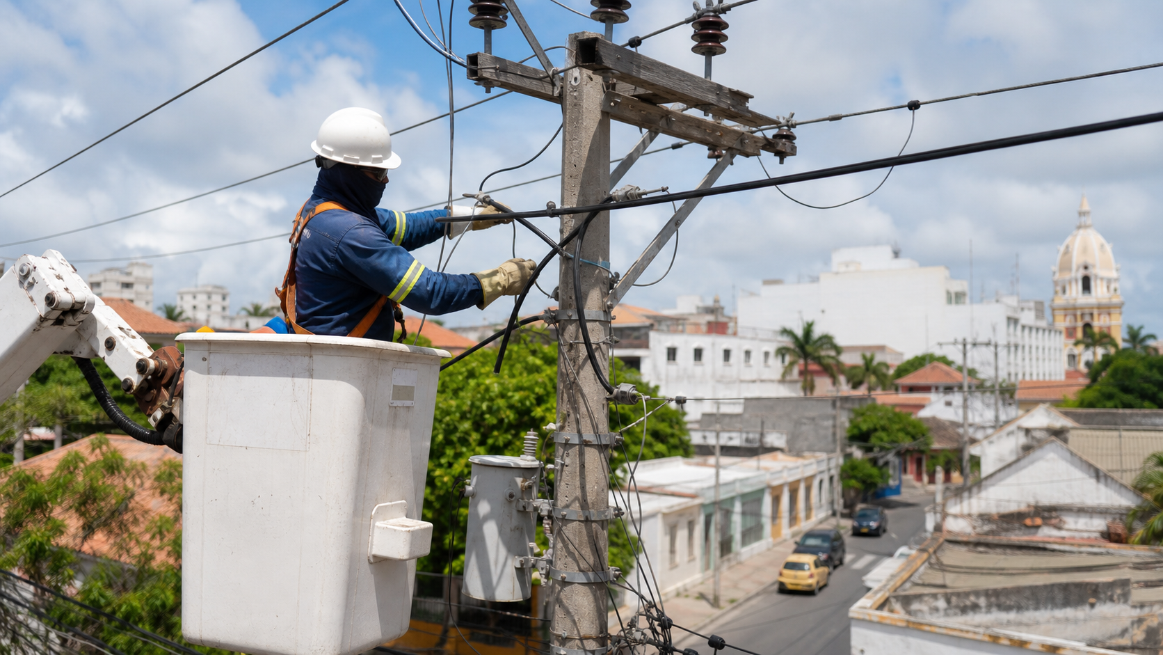 Trabajador de mantenimiento el?ctrico en Cartagena, imagen editorial para nota sobre cortes de luz